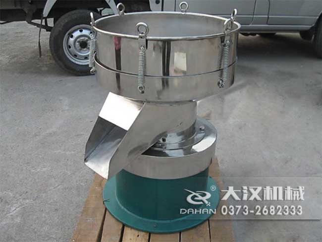 涂料振動篩由：框體，振動斗，出料口，振動電機(jī)底座等部件組成
