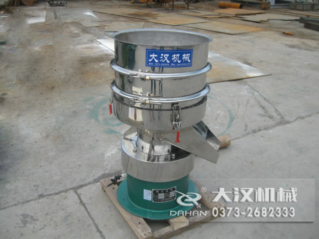 涂料過濾振動篩：利用振動電機(jī)的振動力帶動物料在篩網(wǎng)上進(jìn)行篩分，從而利用篩網(wǎng)孔徑的大小不同，完成涂料的分級，除雜等篩分目的。