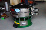 800型單層三次元振動(dòng)篩，產(chǎn)量可達(dá)800kg/h。