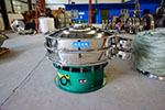 1200型三次元振動(dòng)篩，產(chǎn)量可達(dá)2100kg/h。